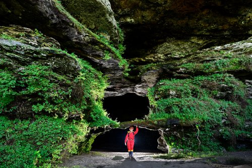 Gruta de Itatupaoca (Parque Estudeal de Monte Alegre, Para, Brésil) -  Spéléo dans l'entrée  avec arche naturelle(SP-23-1328)